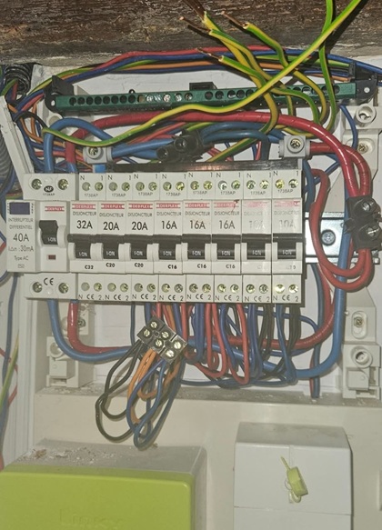 Rangée de disjoncteurs 32 A, 20 A et 16 A dans un tableau